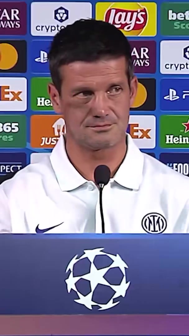 吓成表情包发布会耳机突然发出杂音，国米主帅齐沃被吓一跳